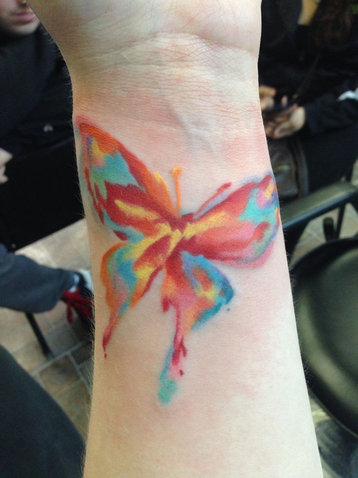 女孩手臂彩色的水彩蝴蝶纹身图案