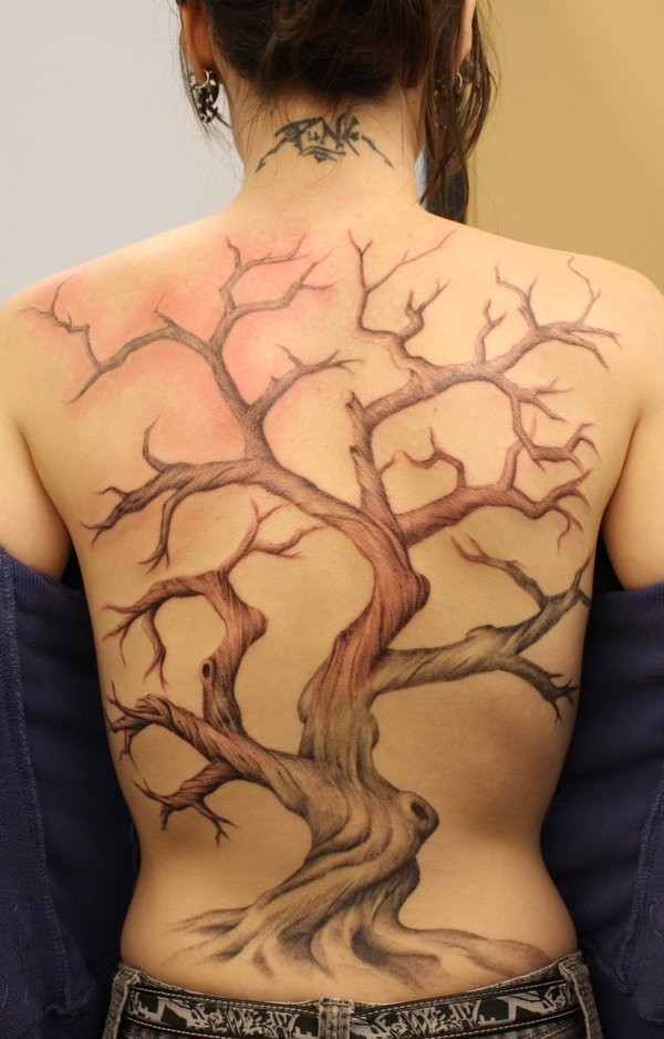 女生背部孤独的大树纹身图案
