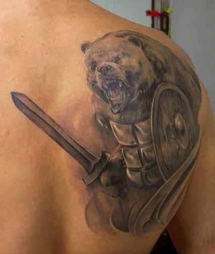 背部难以置信的黑白大熊与盔甲纹身图案