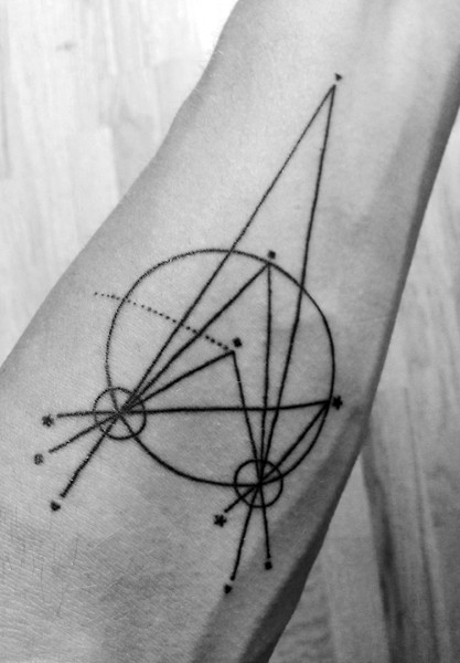 手臂科学风格的黑色几何线条纹身图案