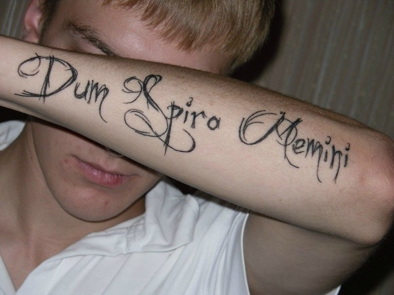 男性手臂黑色素描风格的拉丁字母纹身图案