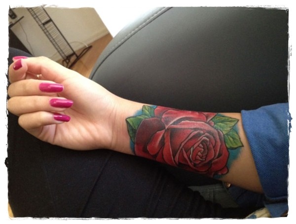 女生手臂简单的大红色玫瑰纹身图案