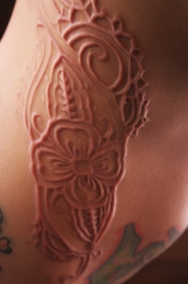美丽的花朵皮肤划痕割肉纹身图案