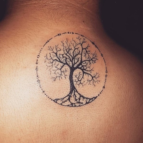 黑白简单神秘的上圆形树背部纹身图案