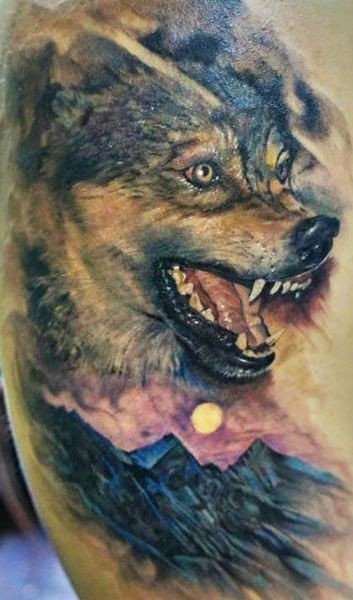 背部写实的彩色邪恶狼纹身图案