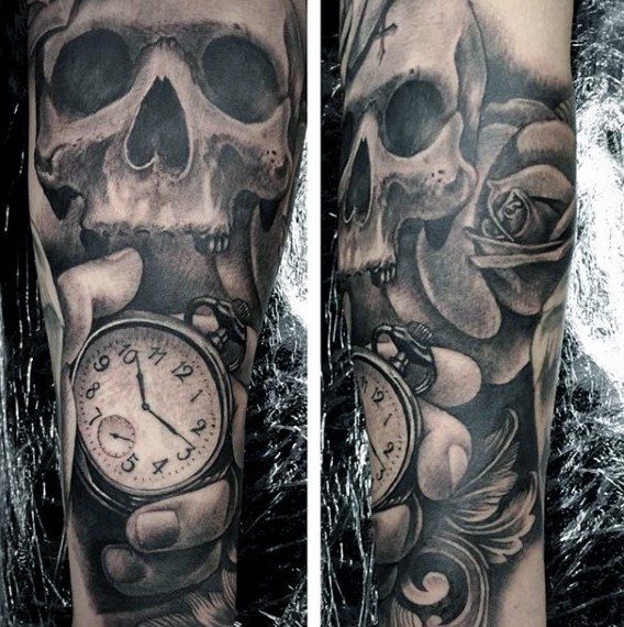 神秘设计的黑白骷髅与花朵时钟手臂纹身图案
