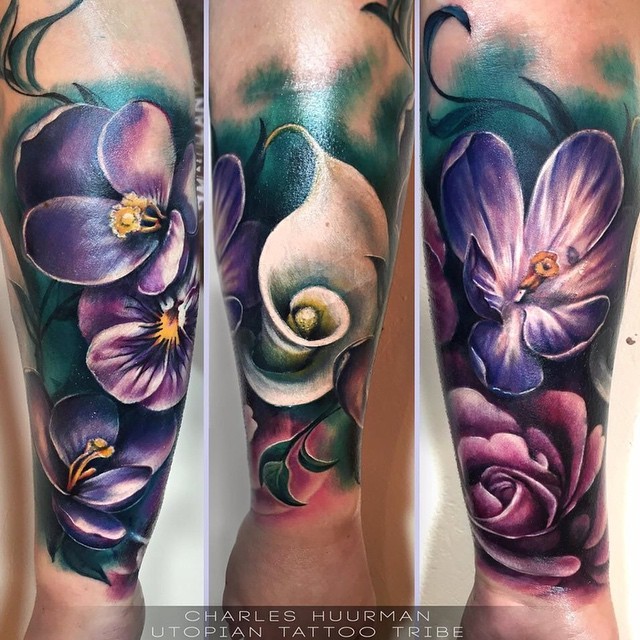 手臂令人惊叹的逼真五彩花朵纹身图案