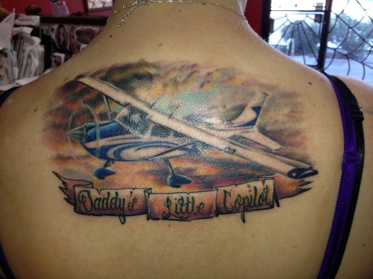插画风格彩色的飞机和字母背部纹身图案