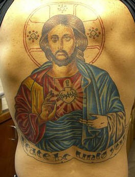 背部彩色的耶稣和圣心纹身图案