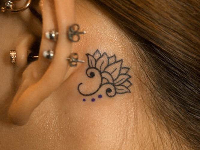 耳后典雅的黑色小莲花纹身图案