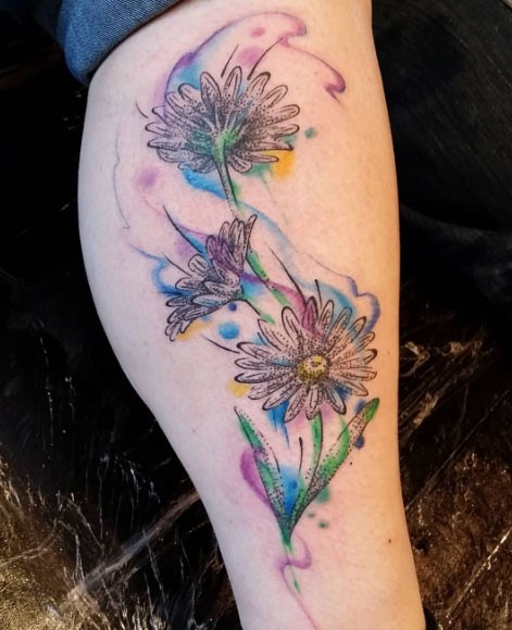 小腿简单平常的彩色花朵纹身图案
