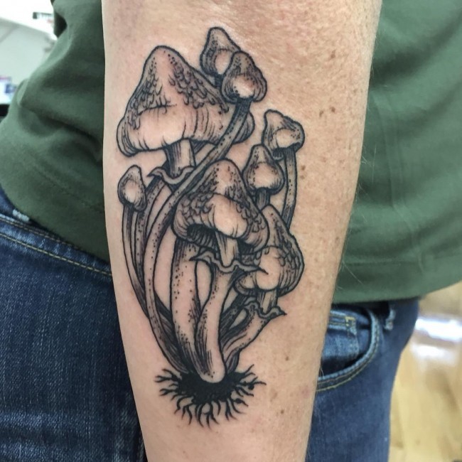 小臂黑色的蘑菇纹身图案
