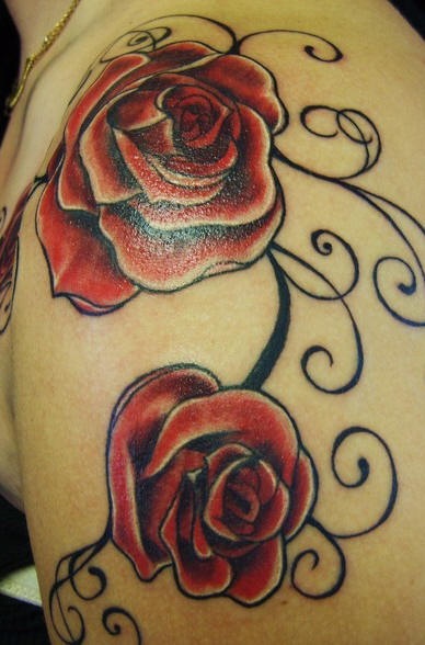 肩部两朵美丽的红玫瑰纹身图案