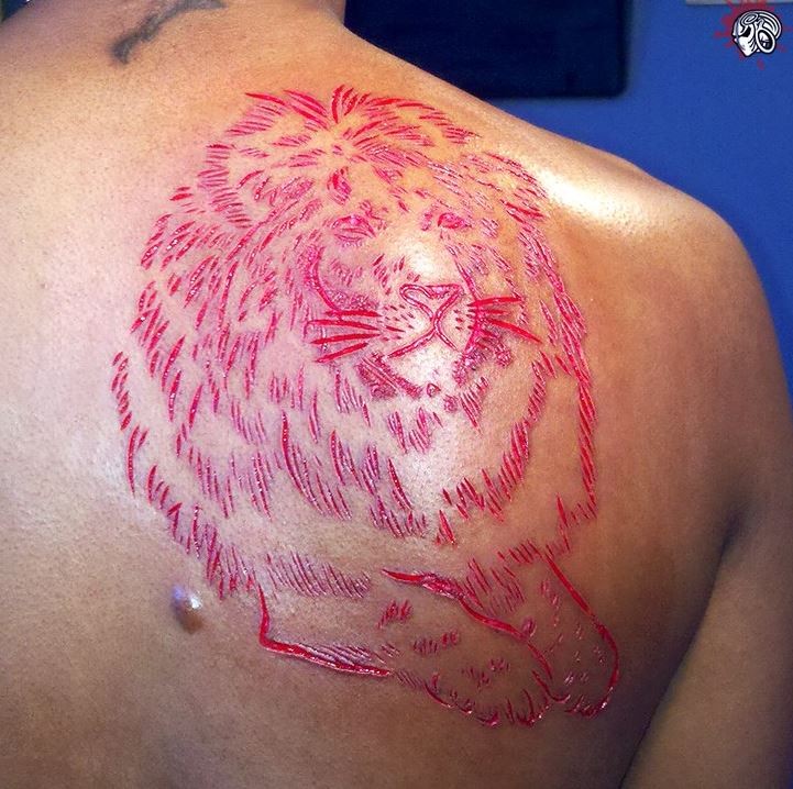 背部红色的狮子割肉纹身图案