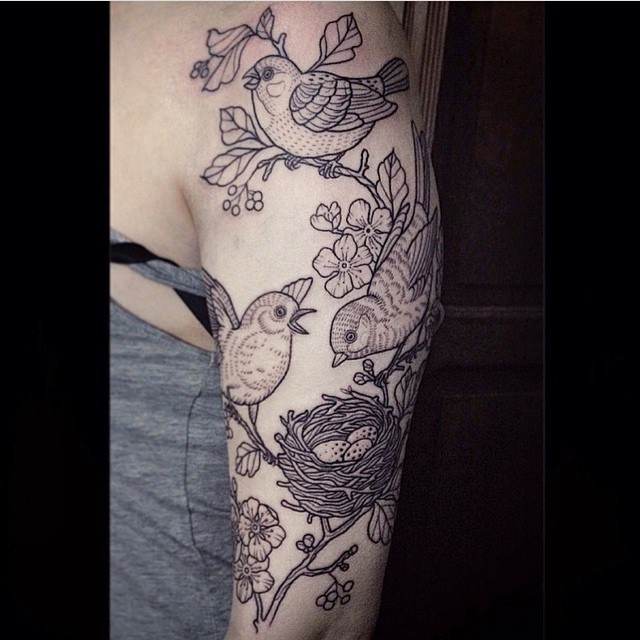 大臂黑色线条鸟巢和鲜花鸟儿纹身图案