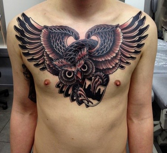 胸部传统风格的大猫头鹰纹身图案