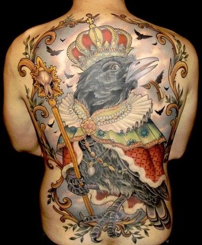 背部彩色大乌鸦和皇冠权杖纹身图案