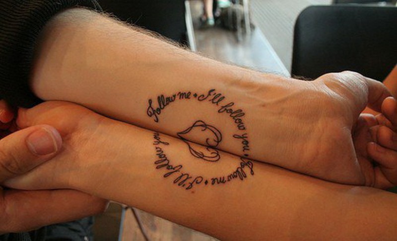 情侣手臂心形和英文字母组合纹身图案