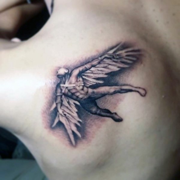 背部黑灰飞翔的伊卡洛斯纹身图案