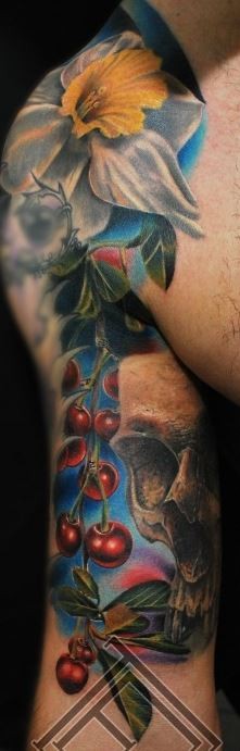手臂彩色花朵与樱桃纹身图案