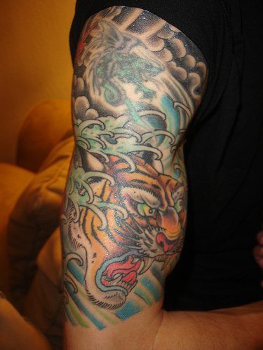咆哮的老虎彩绘手臂纹身图案
