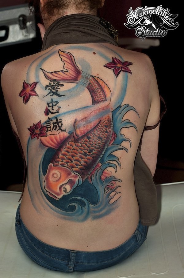 背部亚洲风格的彩色鲤鱼花朵字母纹身图案