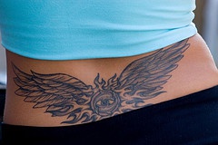 腰部眼睛与翅膀组合纹身图案