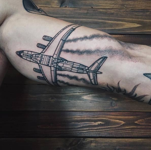 大臂素描风格黑色大客机飞行纹身图案
