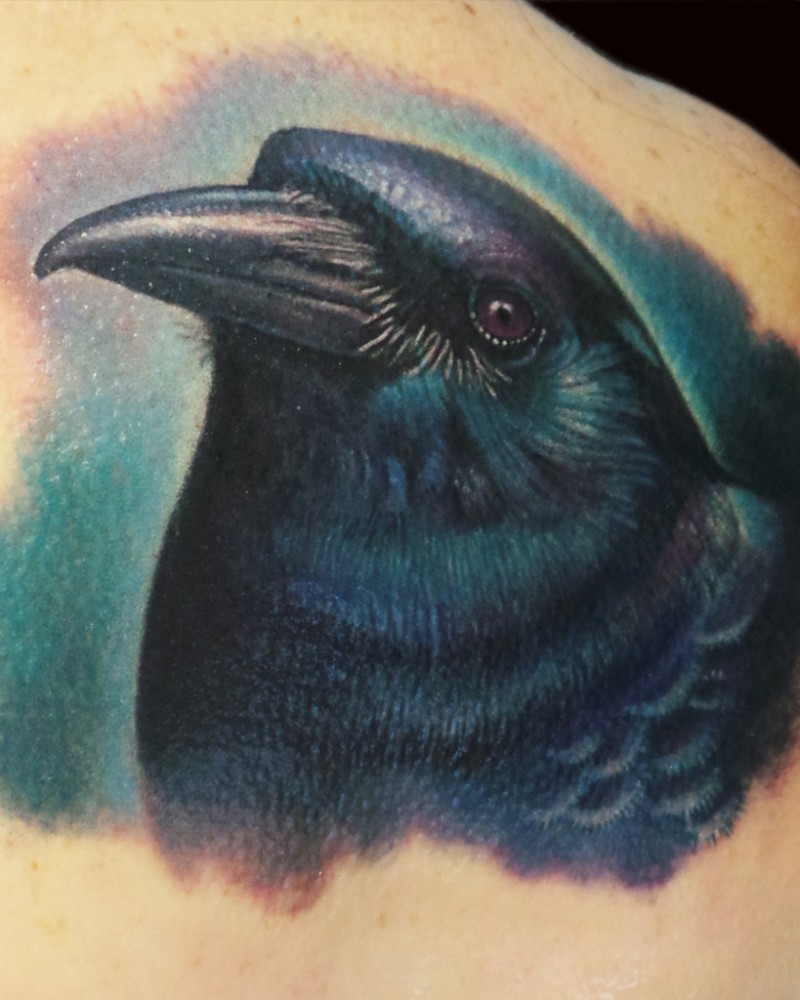 背部插画风格斑斓的彩绘乌鸦纹身图案