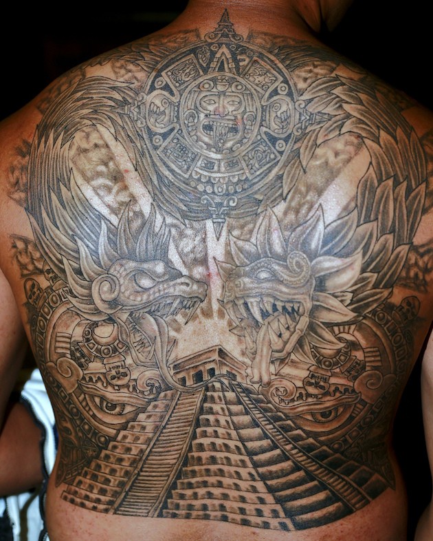 背部印象深刻的黑白玛雅主题纹身图案