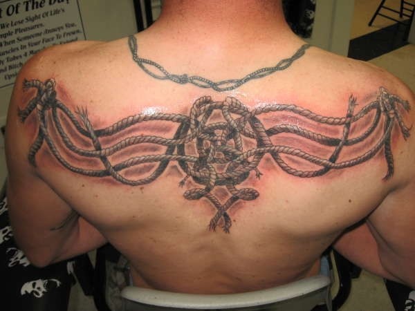 背部凯尔特结绳纹身图案