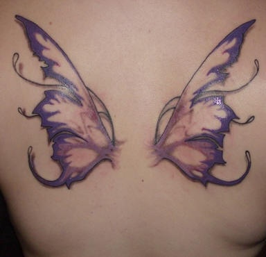 紫色的蝴蝶翅膀背部纹身图案