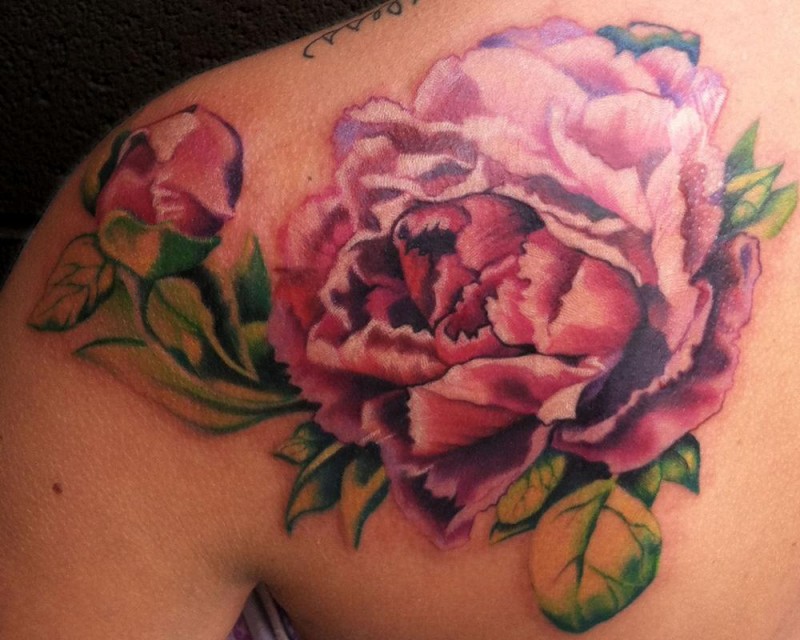 背部美丽的玫瑰牡丹花纹身图案