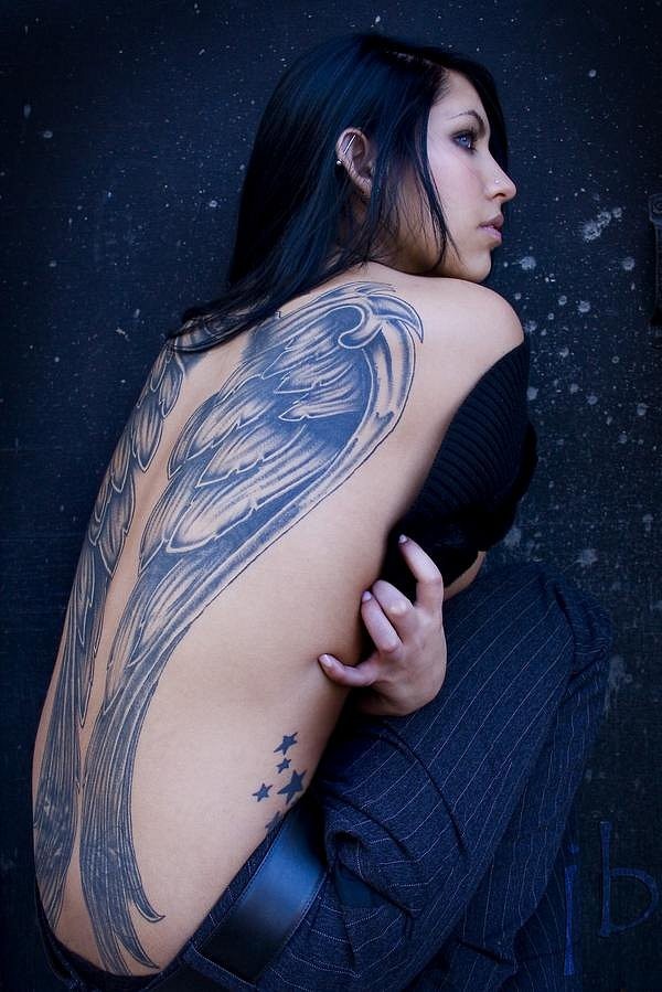 女生背部巨型羽毛翅膀纹身图案