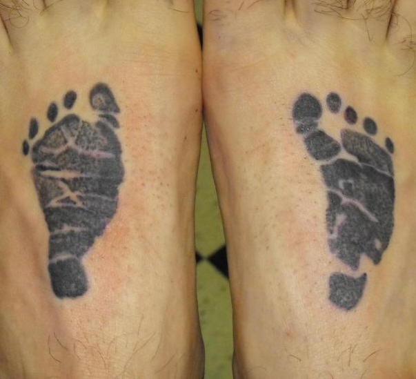 脚背上黑色婴儿的脚印纹身图案