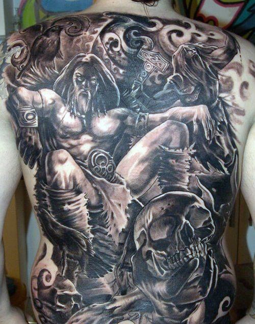 背部大型黑灰风格的幻想战士与骷髅纹身图案