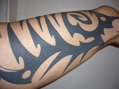 部落风格的黑色图腾手臂纹身图案