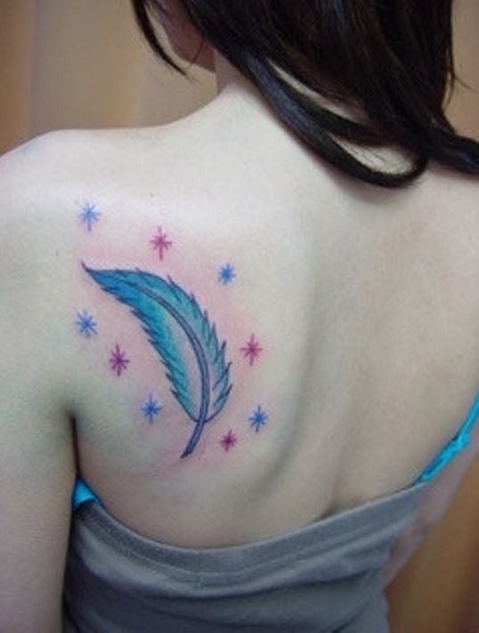 女孩背部可爱的蓝色羽毛星星纹身图案