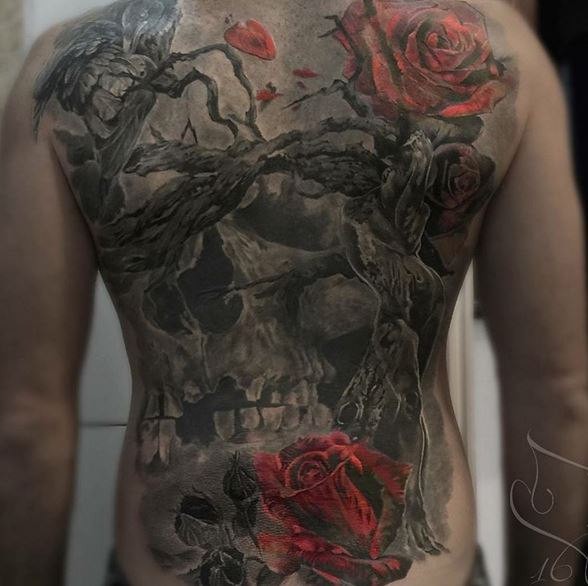 背部彩色的玫瑰和大树骷髅纹身图案