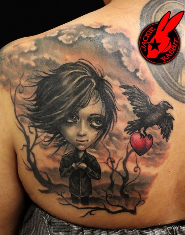 臂部彩绘神秘女子结合乌鸦和心形纹身图案