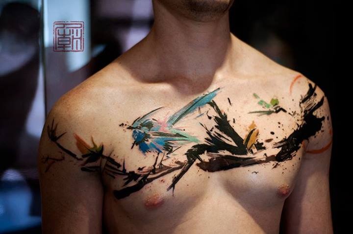 胸部彩色的小鸟和黑色泼墨纹身图案