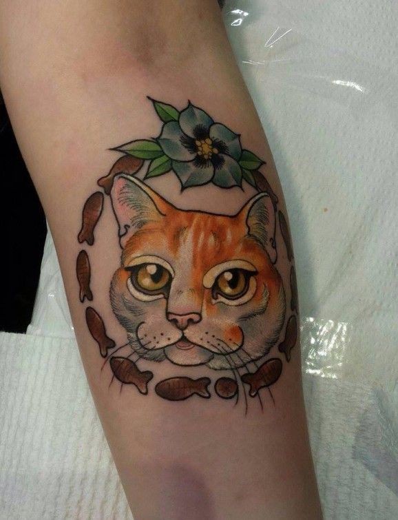 手臂红色猫头和花朵纹身图案
