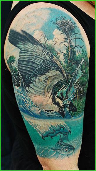 大臂写实的鹰抓鱼纹身图案