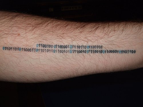 手臂二进制码数字纹身图案