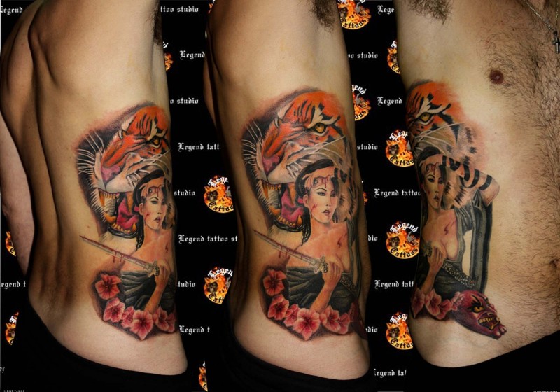 侧肋中等大小的亚洲女性老虎花朵纹身图案