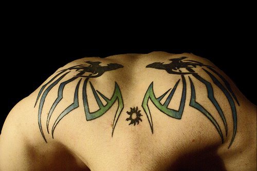 背部绿色的图腾与符号纹身图案