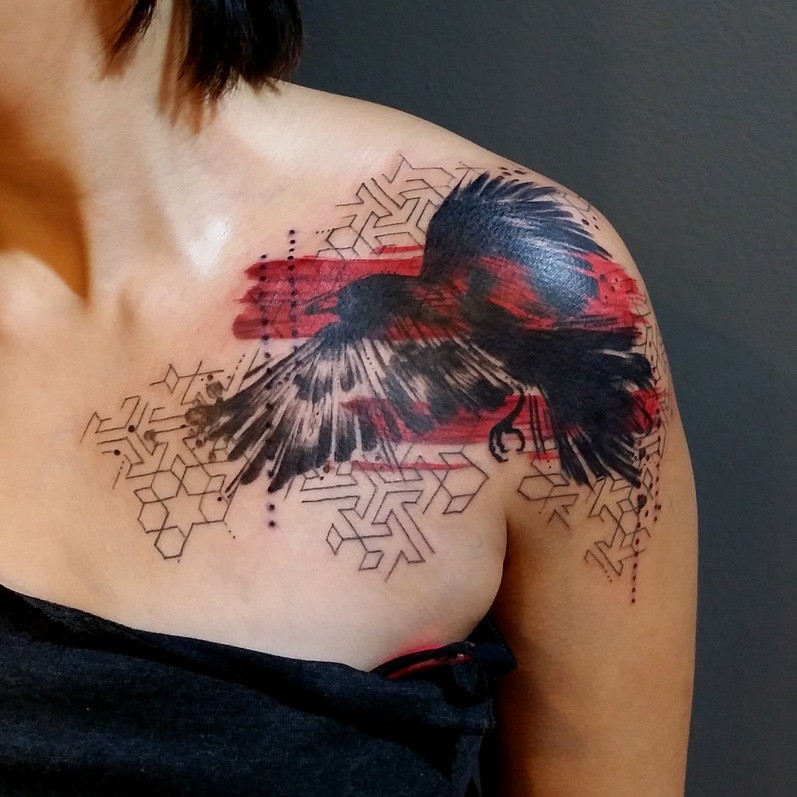 肩部黑色与红色的飞鸟纹身图案