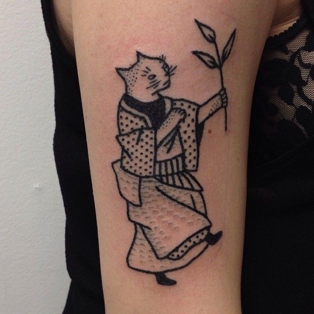黑色点刺穿和服的亚洲猫纹身图案