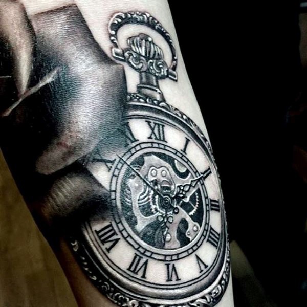 手臂漂亮的黑白机械时钟纹身图案
