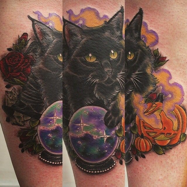小腿丰富多彩的漂亮黑猫和魔法球纹身图案